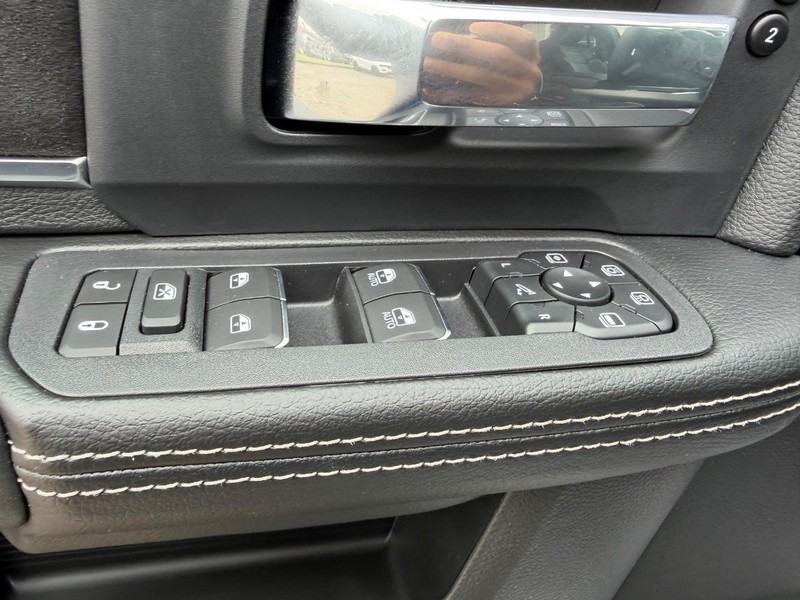 Ram 2500 Vehicle Full-screen Gallery Image 17