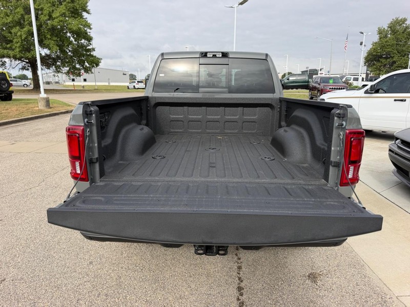 Ram 2500 Vehicle Full-screen Gallery Image 6