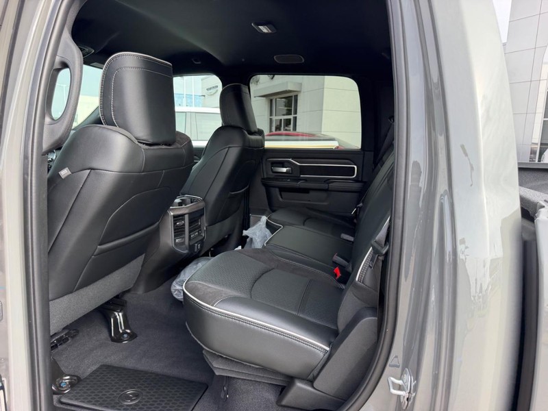 Ram 2500 Vehicle Full-screen Gallery Image 8