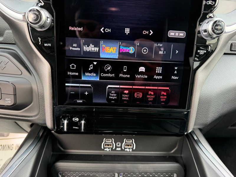 Ram 2500 Vehicle Full-screen Gallery Image 15