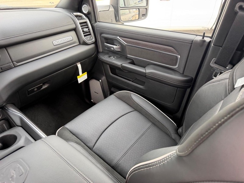 Ram 2500 Vehicle Full-screen Gallery Image 16