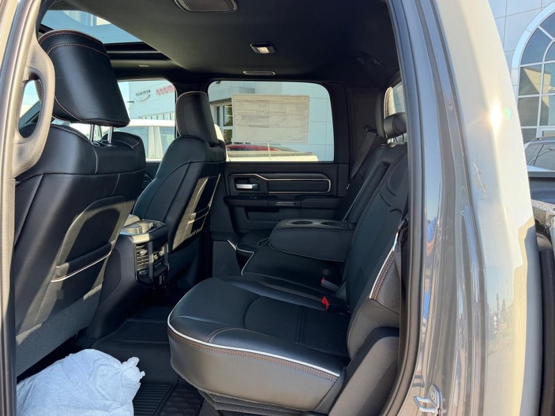 Ram 2500 Vehicle Full-screen Gallery Image 8