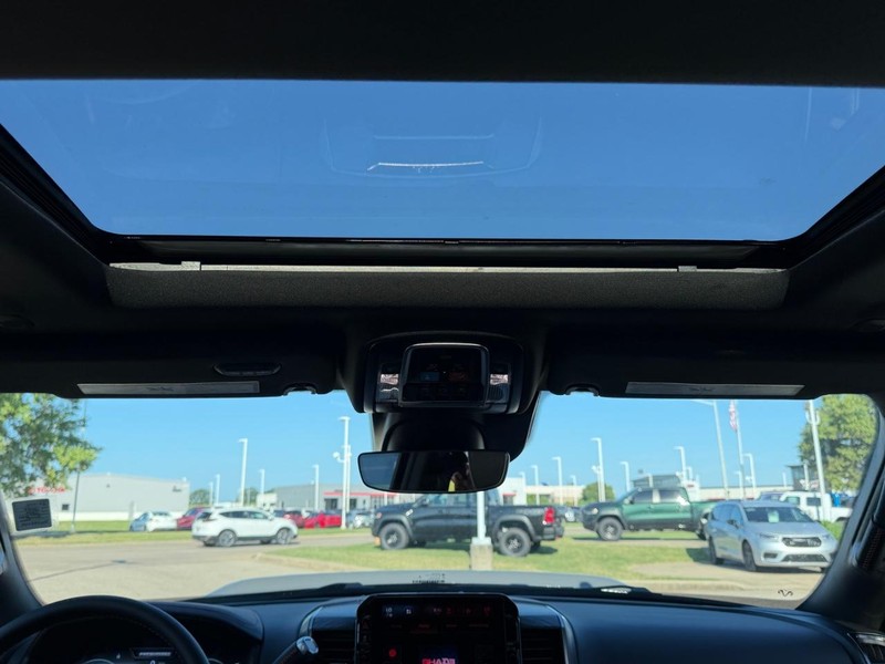 Ram 2500 Vehicle Full-screen Gallery Image 9