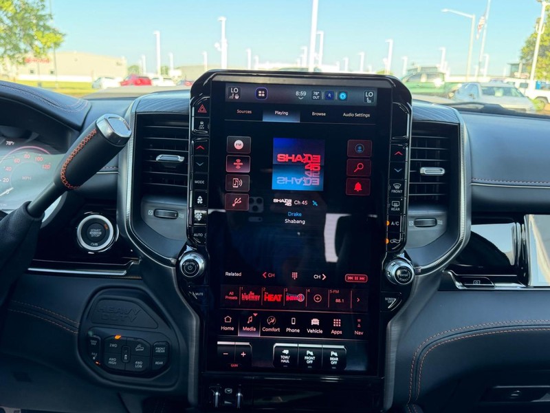 Ram 2500 Vehicle Full-screen Gallery Image 14