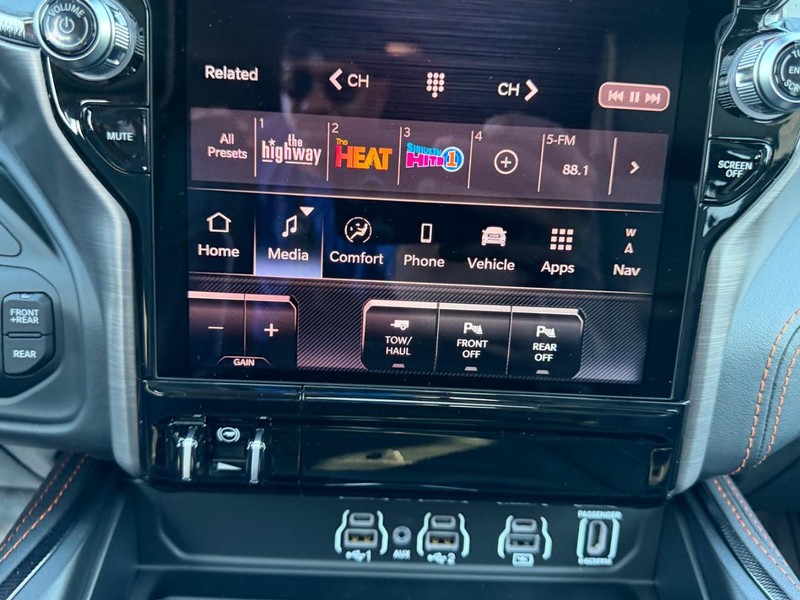 Ram 2500 Vehicle Full-screen Gallery Image 16