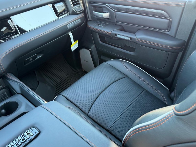 Ram 2500 Vehicle Full-screen Gallery Image 17