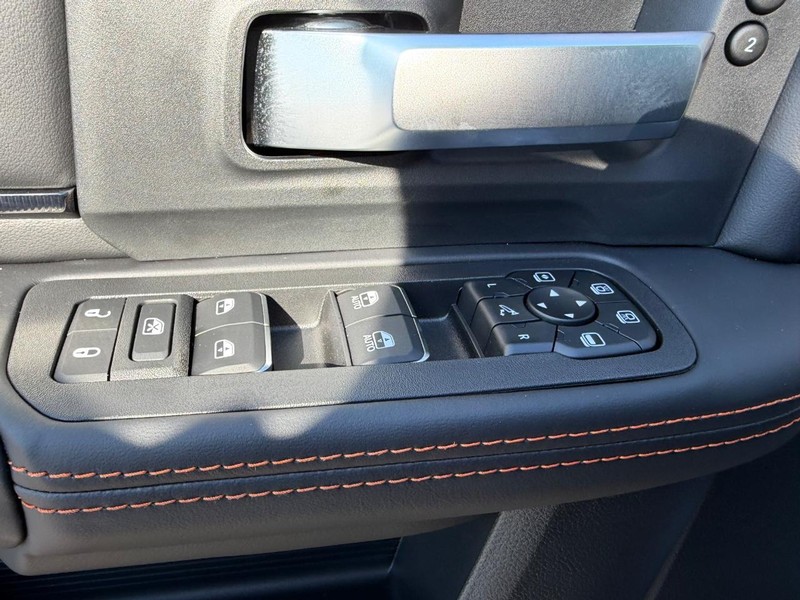 Ram 2500 Vehicle Full-screen Gallery Image 18