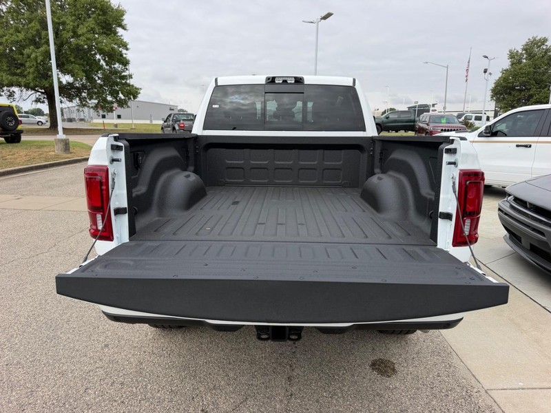 Ram 2500 Vehicle Full-screen Gallery Image 6