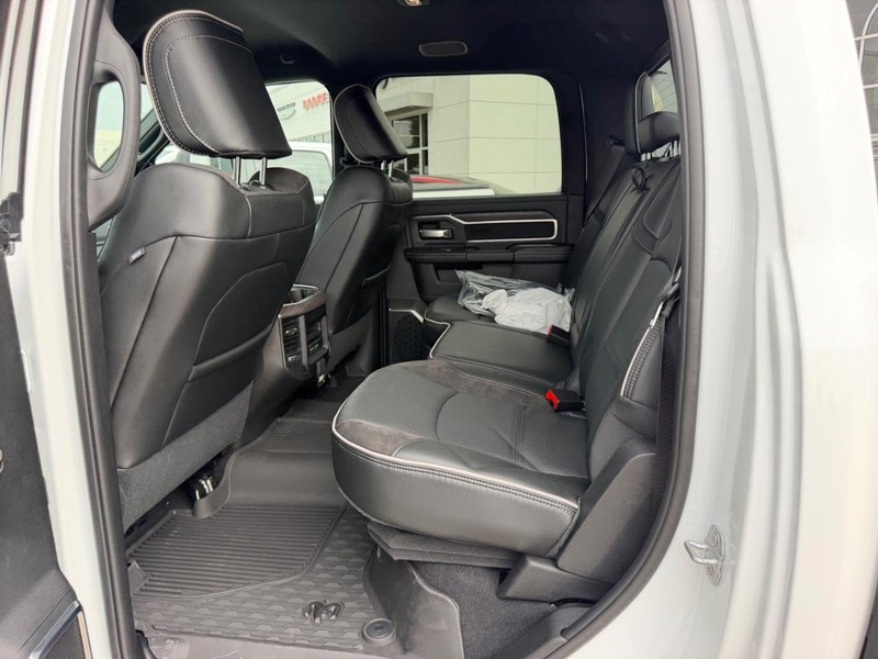 Ram 2500 Vehicle Full-screen Gallery Image 8