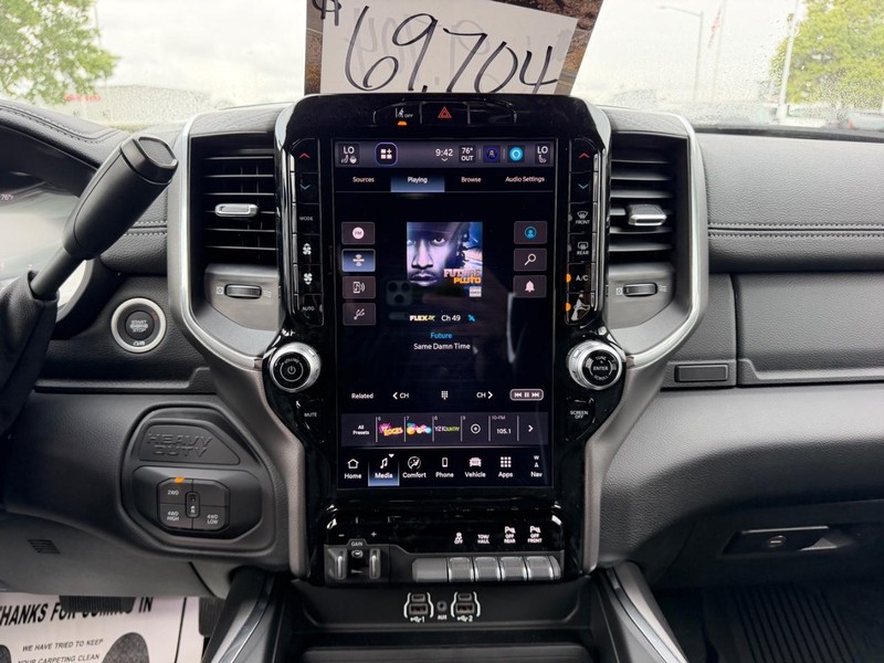 Ram 2500 Vehicle Full-screen Gallery Image 13