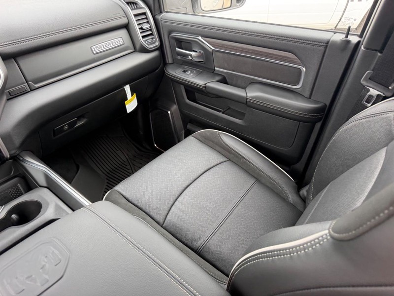 Ram 2500 Vehicle Full-screen Gallery Image 16