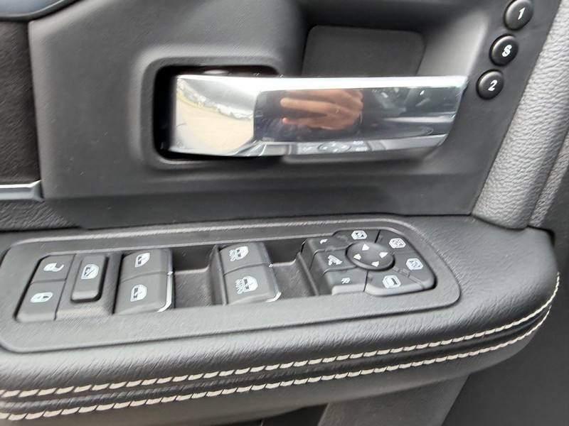 Ram 2500 Vehicle Full-screen Gallery Image 17