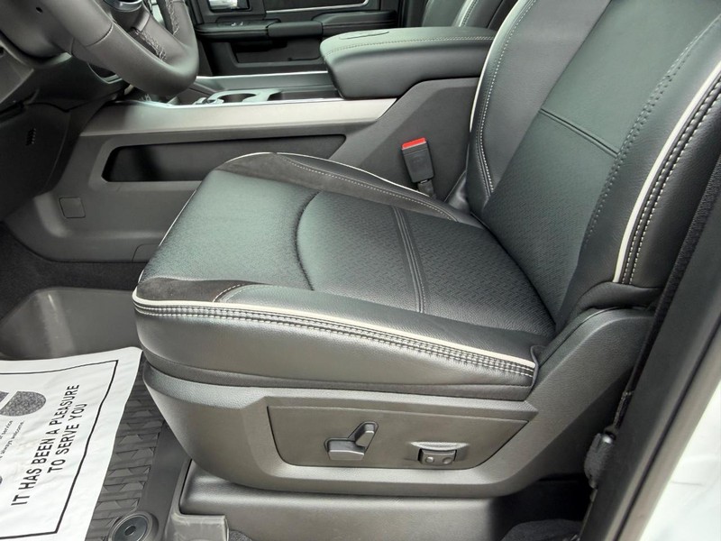 Ram 2500 Vehicle Full-screen Gallery Image 19