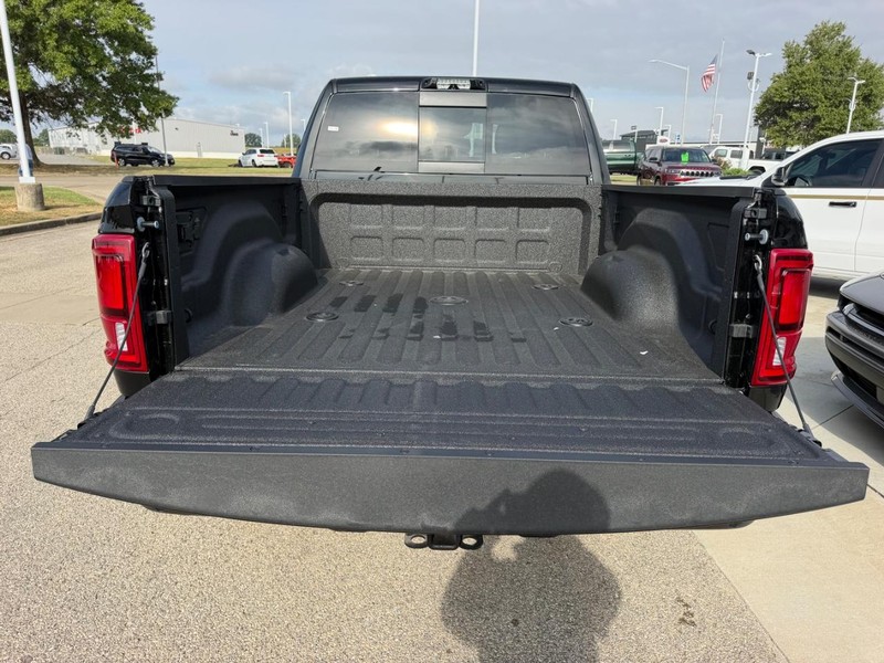 Ram 2500 Vehicle Full-screen Gallery Image 6