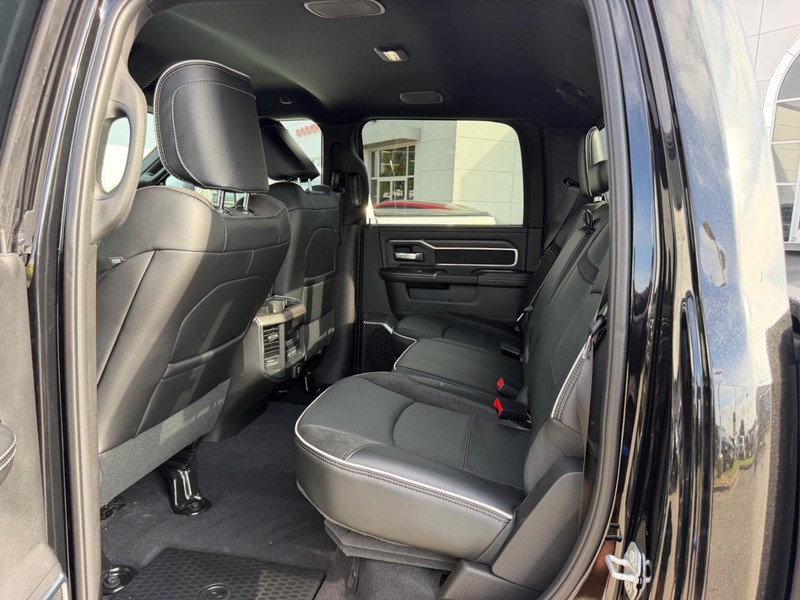 Ram 2500 Vehicle Full-screen Gallery Image 8