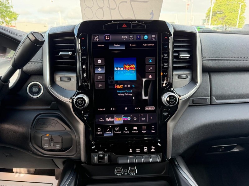 Ram 2500 Vehicle Full-screen Gallery Image 13