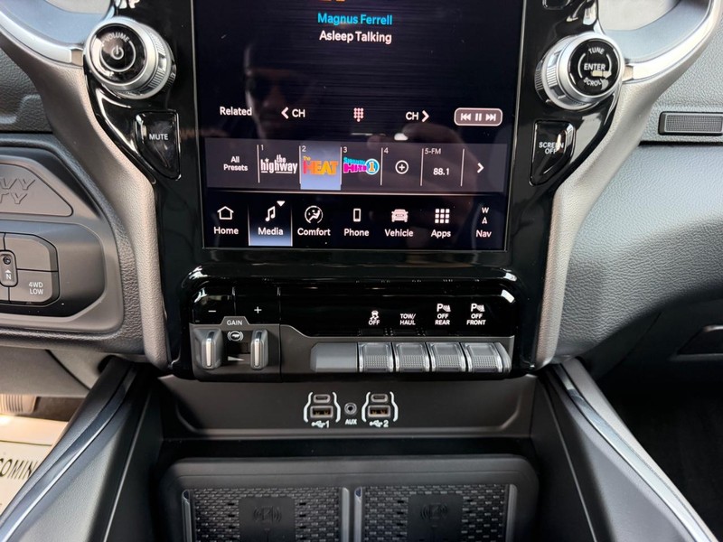 Ram 2500 Vehicle Full-screen Gallery Image 15