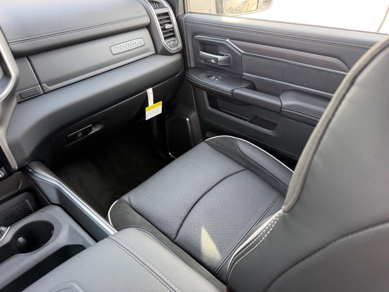Ram 2500 Vehicle Full-screen Gallery Image 16