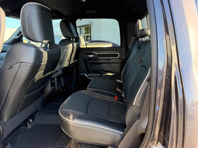 Ram 2500 Vehicle Full-screen Gallery Image 8
