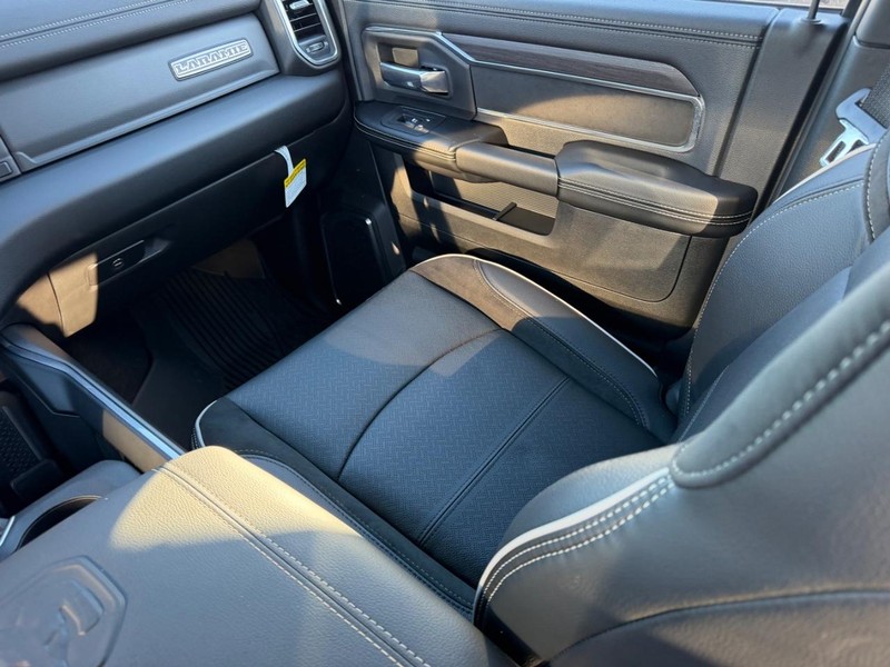 Ram 2500 Vehicle Full-screen Gallery Image 16