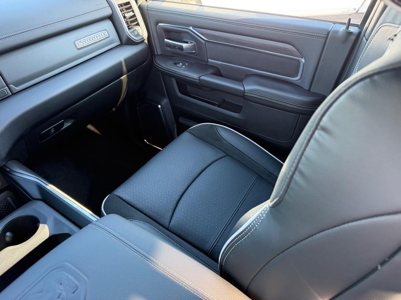 Ram 2500 Vehicle Full-screen Gallery Image 16