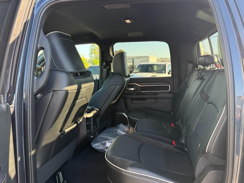 Ram 2500 Vehicle Full-screen Gallery Image 4