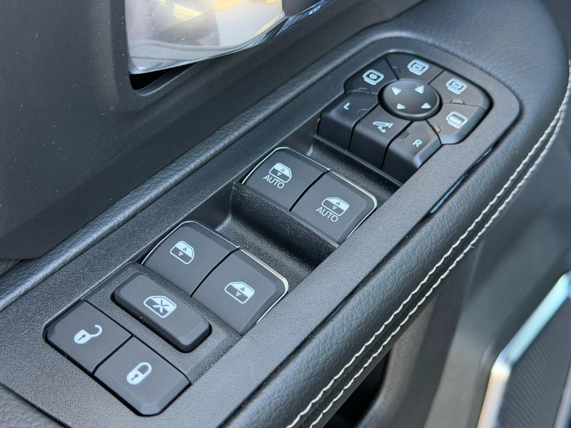 Ram 2500 Vehicle Full-screen Gallery Image 9