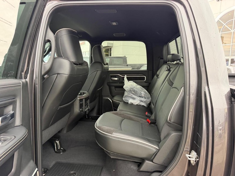 Ram 2500 Vehicle Full-screen Gallery Image 8