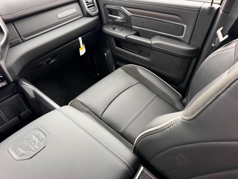 Ram 2500 Vehicle Full-screen Gallery Image 16