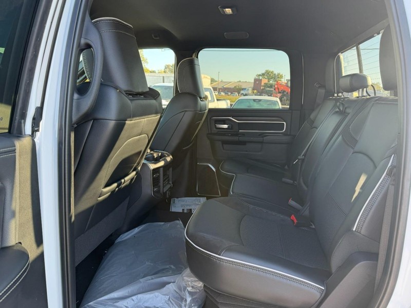 Ram 2500 Vehicle Full-screen Gallery Image 4