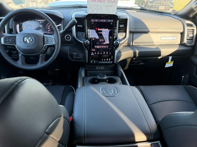 Ram 2500 Vehicle Full-screen Gallery Image 5