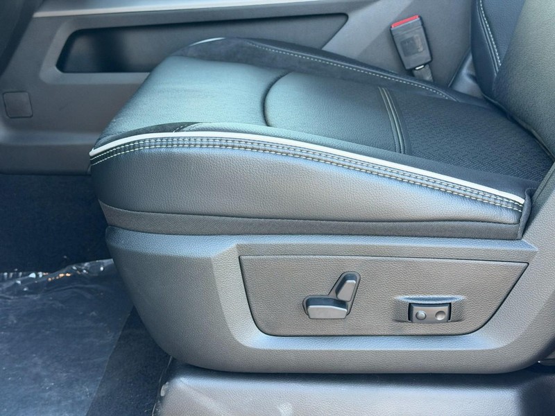 Ram 2500 Vehicle Full-screen Gallery Image 11