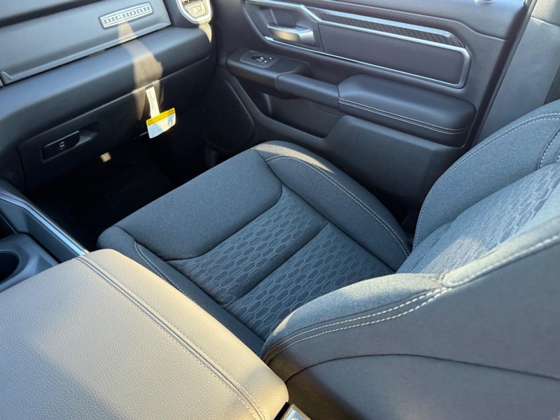 Ram 1500 Vehicle Full-screen Gallery Image 17