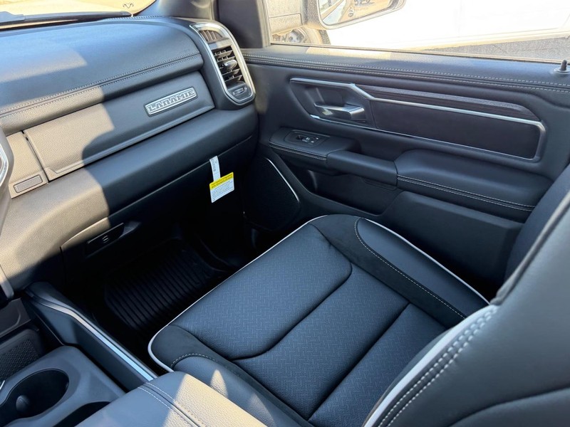 Ram 1500 Vehicle Full-screen Gallery Image 18