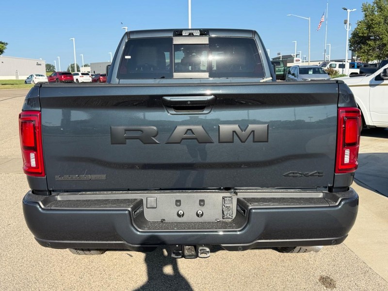 Ram 2500 Vehicle Full-screen Gallery Image 5