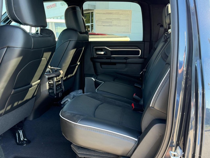 Ram 2500 Vehicle Full-screen Gallery Image 8