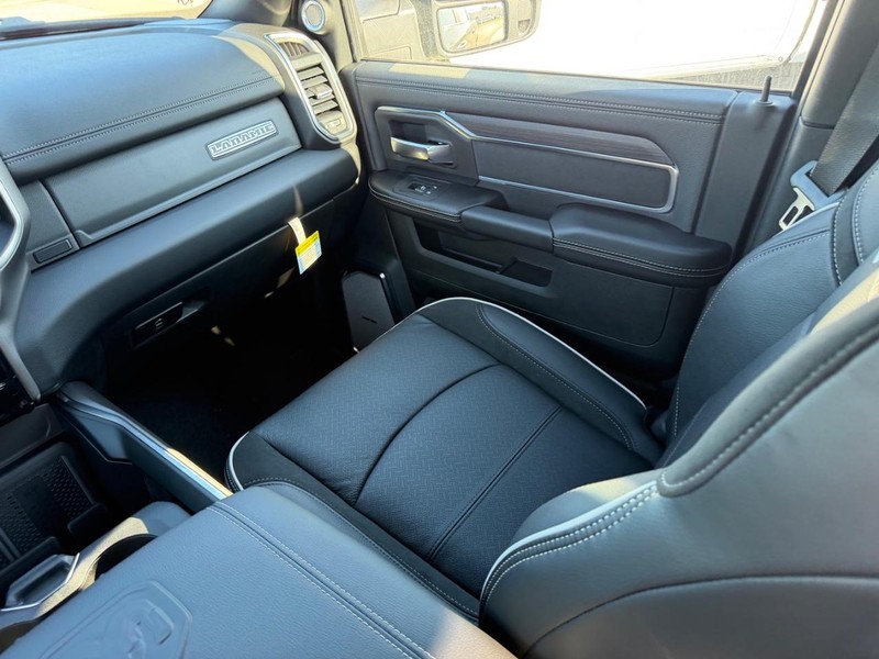 Ram 2500 Vehicle Full-screen Gallery Image 16