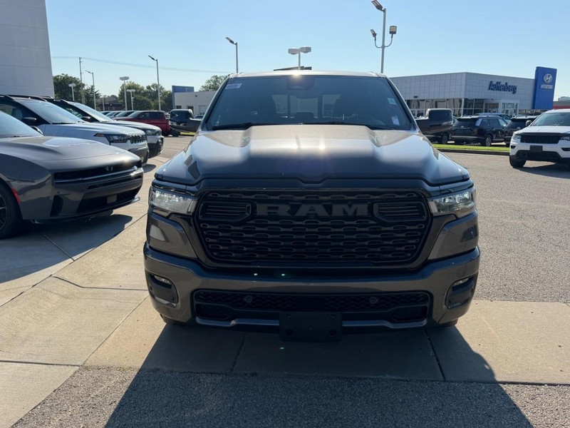 Ram 1500 Vehicle Full-screen Gallery Image 2