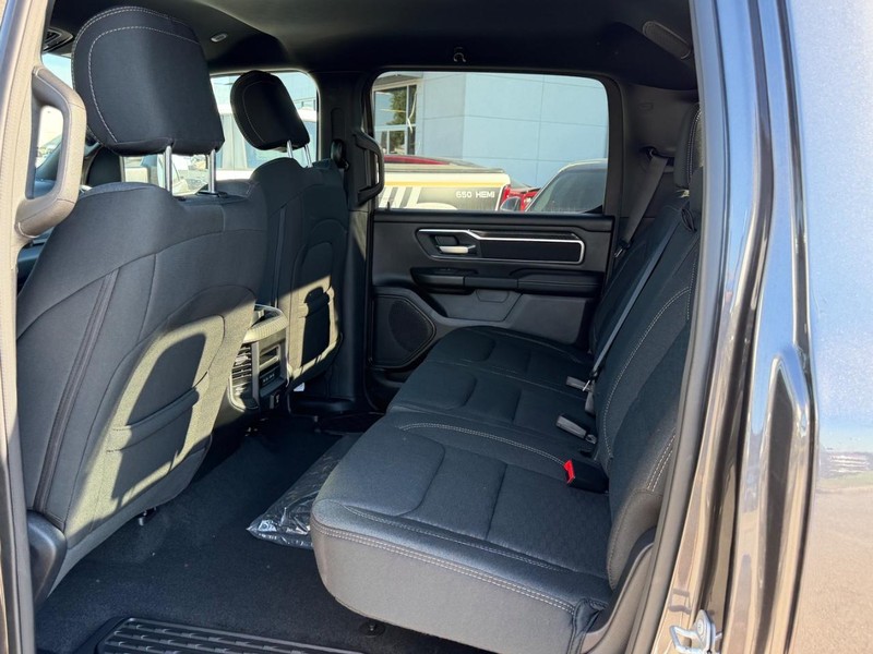 Ram 1500 Vehicle Full-screen Gallery Image 8