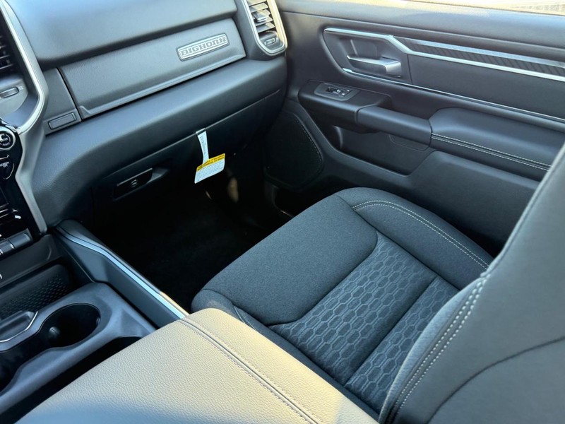 Ram 1500 Vehicle Full-screen Gallery Image 17