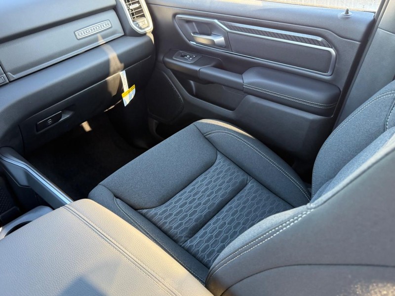 Ram 1500 Vehicle Full-screen Gallery Image 17