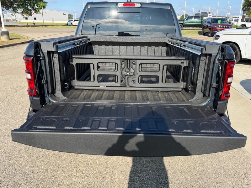 Ram 1500 Vehicle Full-screen Gallery Image 6
