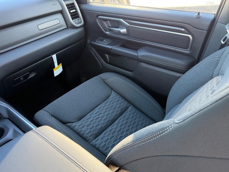 Ram 1500 Vehicle Full-screen Gallery Image 17