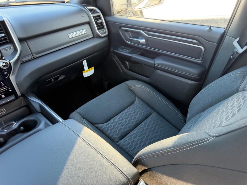 Ram 1500 Vehicle Full-screen Gallery Image 17