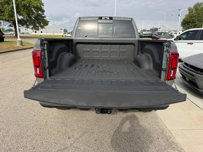 Ram 2500 Vehicle Full-screen Gallery Image 6