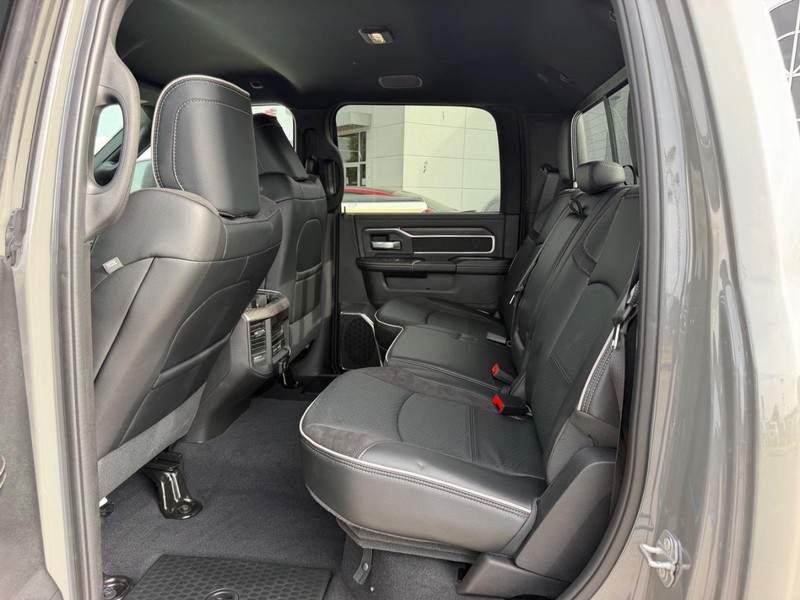 Ram 2500 Vehicle Full-screen Gallery Image 8