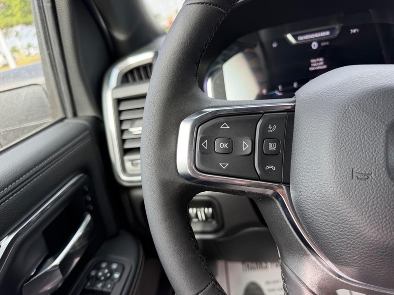 Ram 2500 Vehicle Full-screen Gallery Image 11