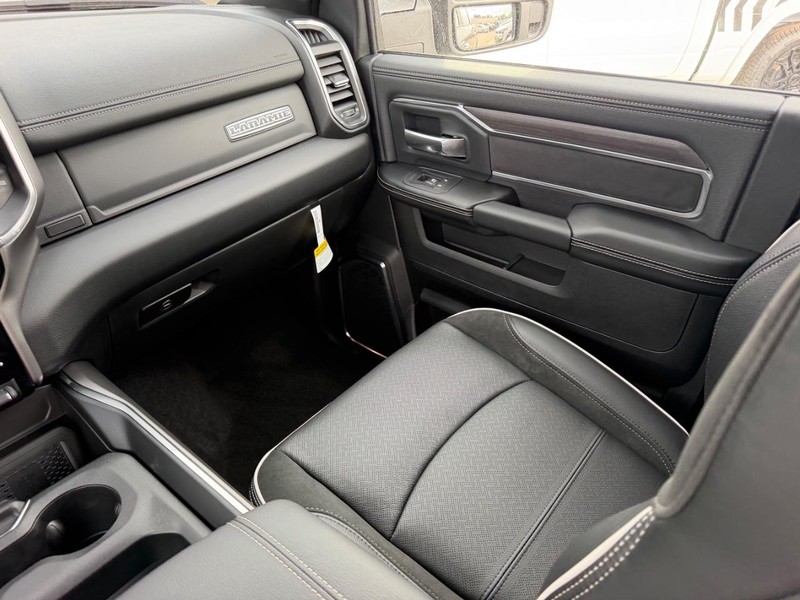 Ram 2500 Vehicle Full-screen Gallery Image 16