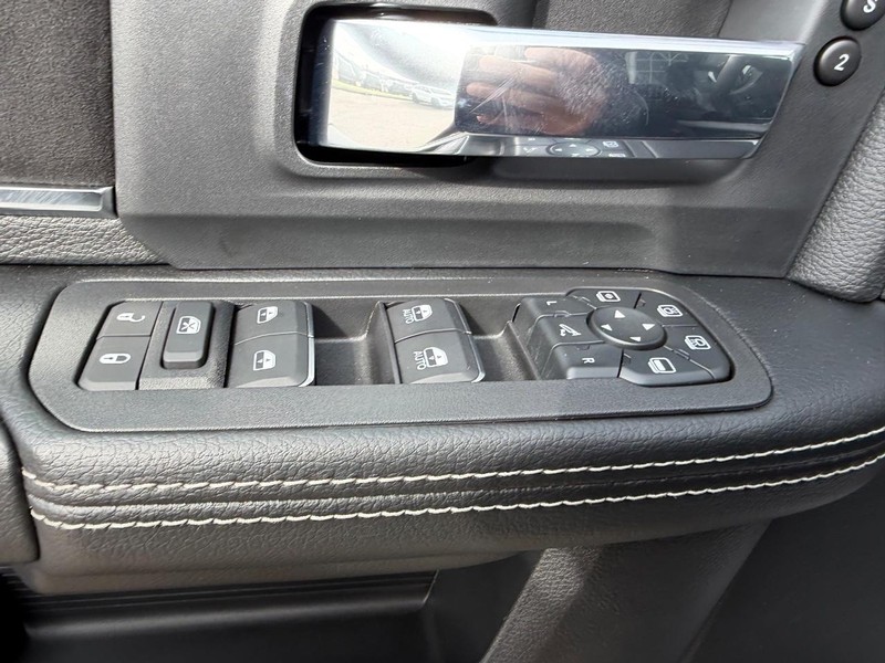 Ram 2500 Vehicle Full-screen Gallery Image 17