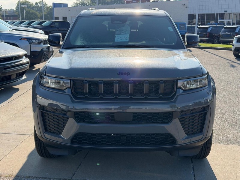 Jeep Grand Cherokee L Vehicle Full-screen Gallery Image 2